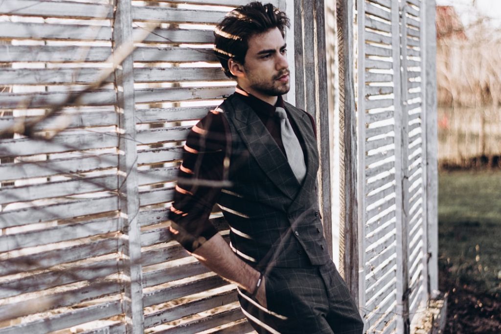 découvrez les tendances mode pour hommes de plus de 40 ans : conseils élégants, styles adaptés et astuces pour un look moderne et sophistiqué à tout âge.