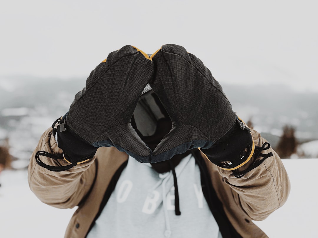 découvrez les meilleures marques de gants en cuir pour homme alliant style, qualité et confort. trouvez les modèles parfaits pour toutes vos occasions.