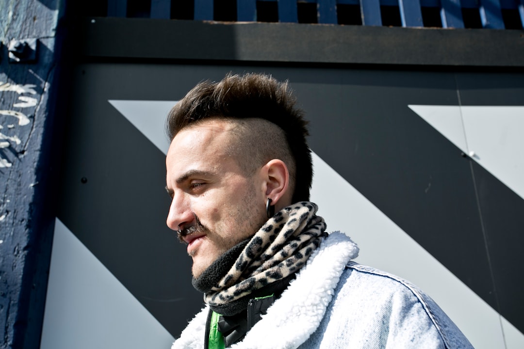 découvrez la coupe mullet homme, un style rétro tendance qui allie cheveux courts à l'avant et longueur à l'arrière pour un look audacieux et moderne.