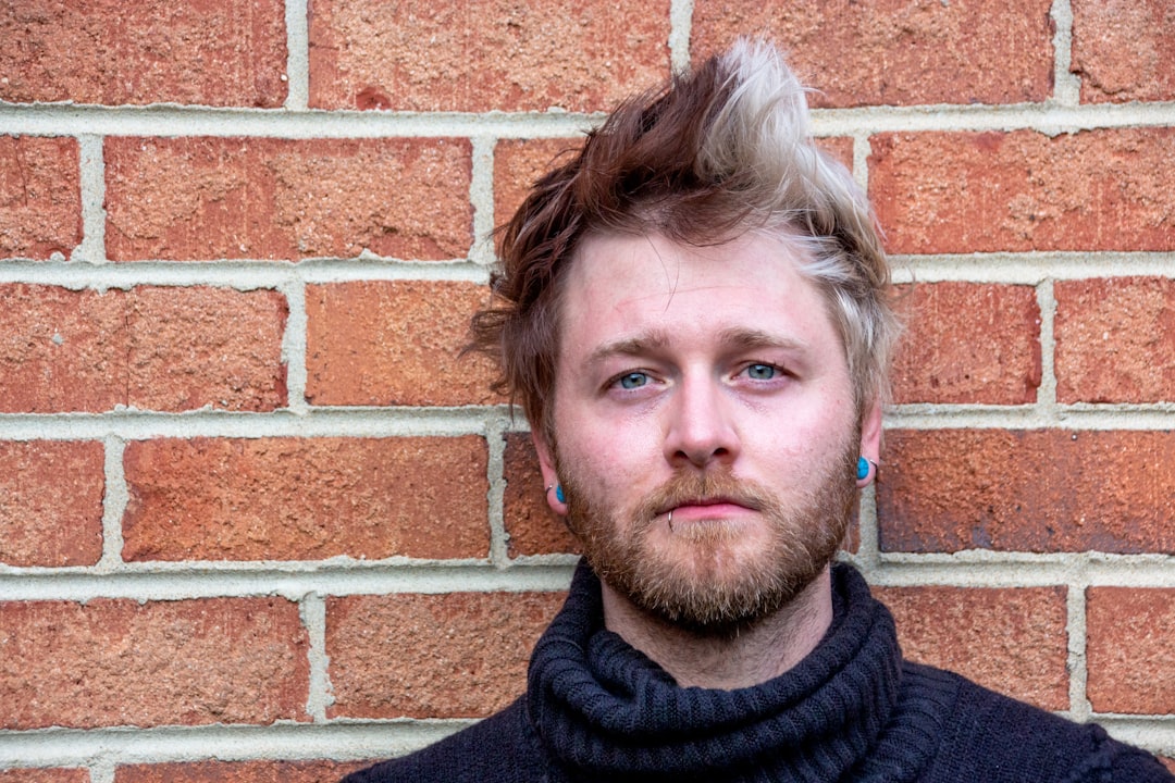 découvrez la coupe mullet pour hommes, un style audacieux et tendance qui combine longueur sur l'arrière et cheveux courts sur le dessus. adoptez ce look rétro-moderniste pour une allure unique et dynamique.