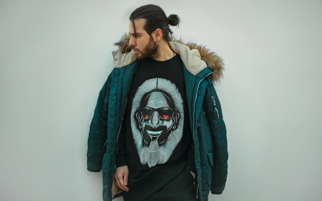 découvrez notre collection de parkas pour hommes alliant style et confort, parfaites pour affronter l'hiver avec élégance.
