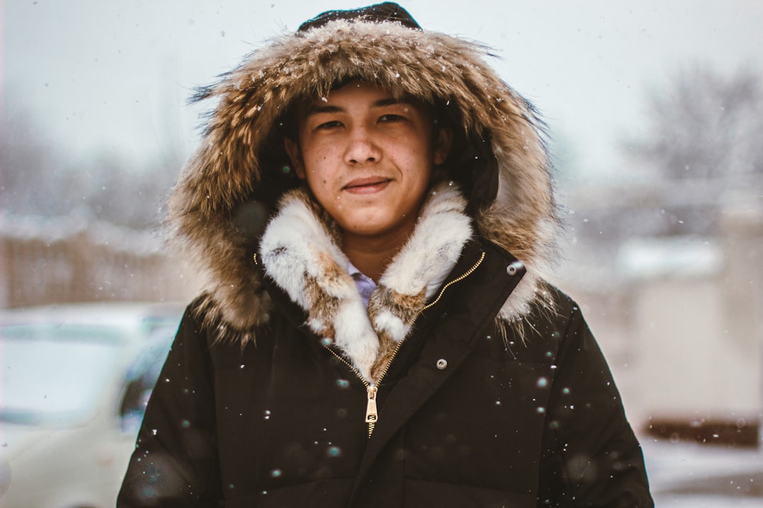 découvrez notre collection de parkas pour hommes alliant style, confort et protection contre le froid. idéales pour affronter l'hiver avec élégance.