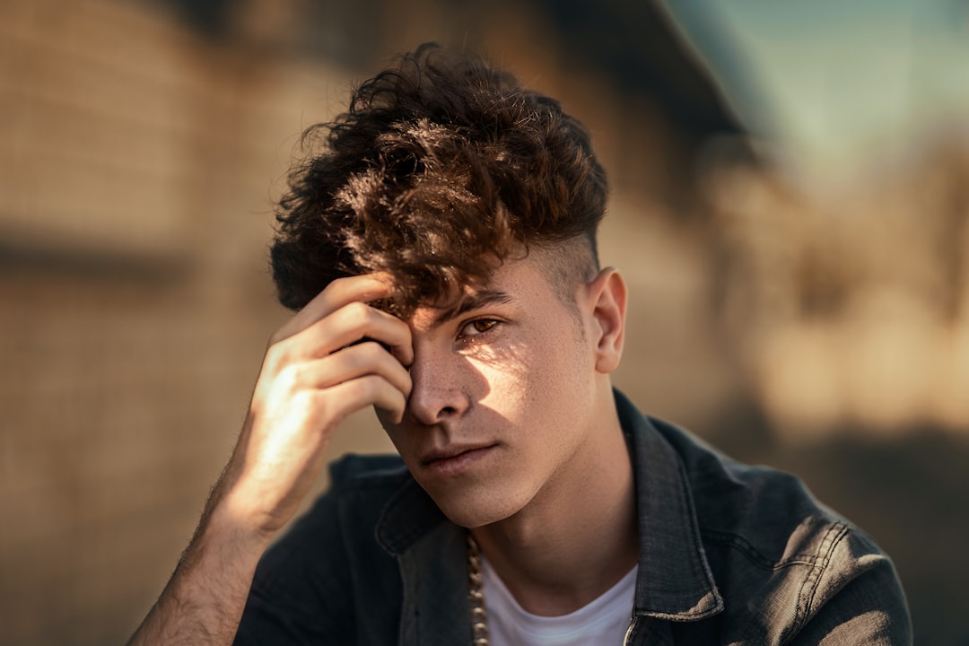 découvrez la permanente pour hommes, une technique capillaire tendance qui apporte volume et style naturel à vos cheveux.