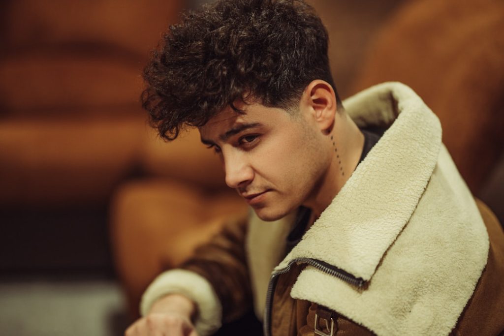 découvrez notre service de permanente pour hommes, offrant style et volume durable pour une coiffure moderne et soignée.