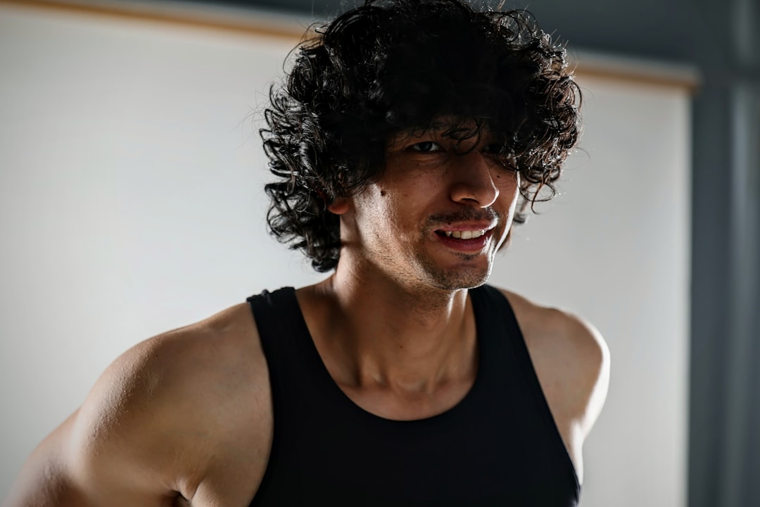 découvrez la permanente pour hommes, une coiffure tendance qui apporte volume et texture à vos cheveux. adoptez un style moderne et naturel en toute simplicité.