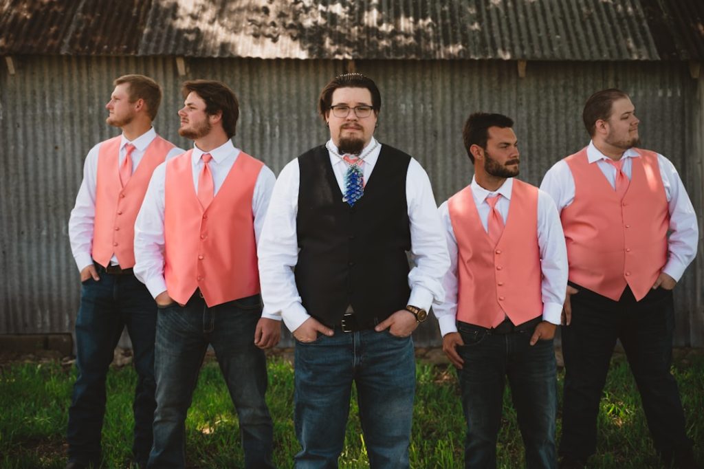 découvrez des tenues rustiques élégantes pour hommes, parfaites pour un mariage champêtre alliant charme naturel et style authentique.
