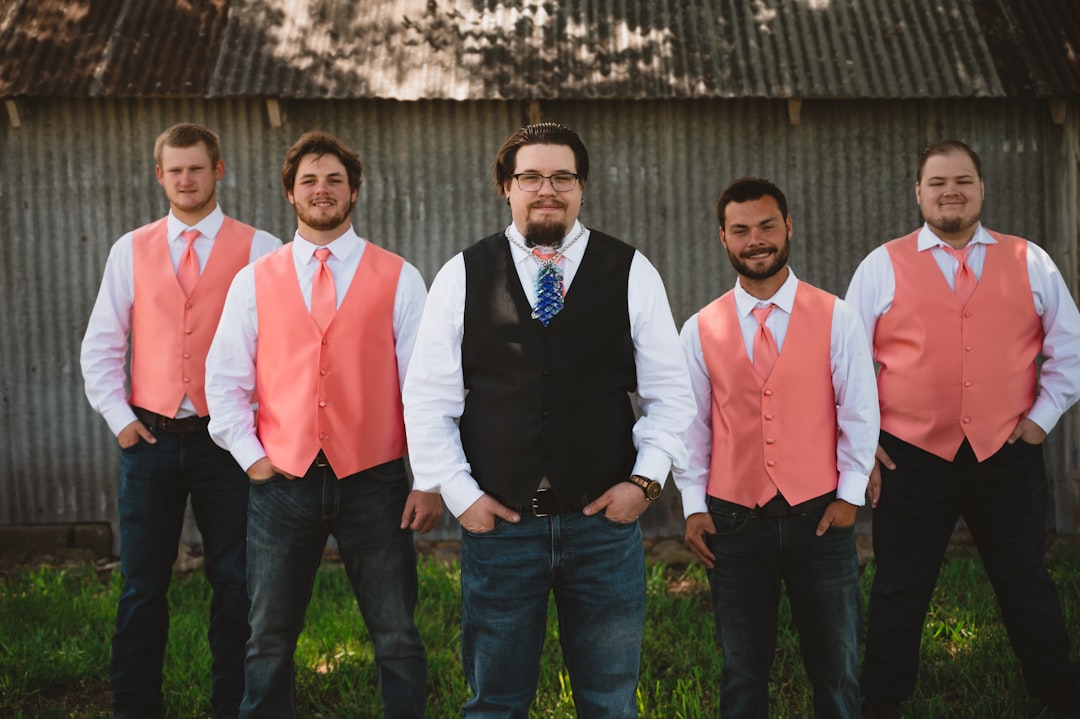 découvrez notre sélection de tenues rustiques pour mariage masculin, alliant élégance et style champêtre pour un jour inoubliable.