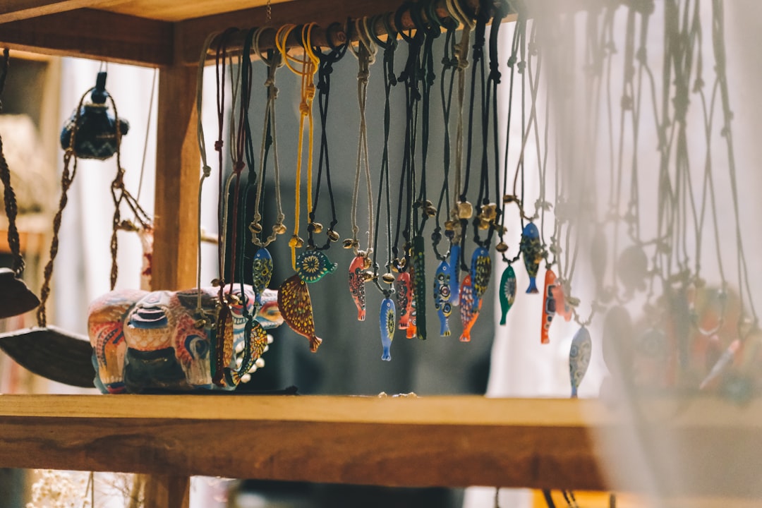 découvrez les différents types de colliers, leurs styles et comment les choisir pour sublimer votre look.