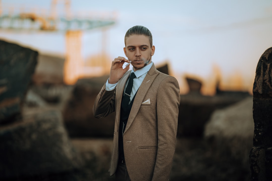 découvrez le style old money pour hommes : élégance intemporelle, sophistication discrète et vêtements de qualité inspirés par l'aristocratie classique.