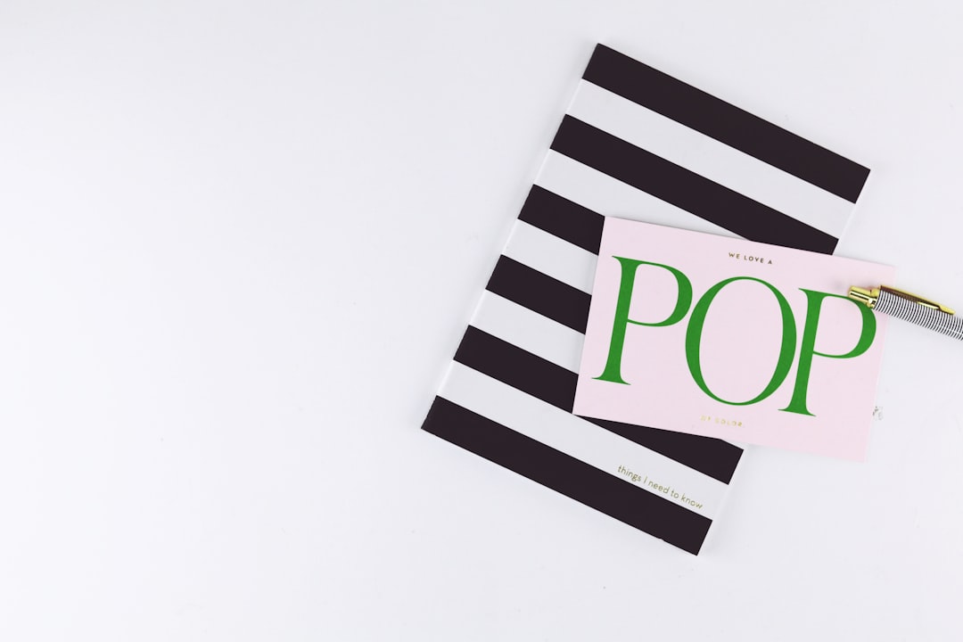 découvrez la technique du plopping, une méthode naturelle pour sécher vos cheveux bouclés rapidement tout en définissant parfaitement vos boucles.