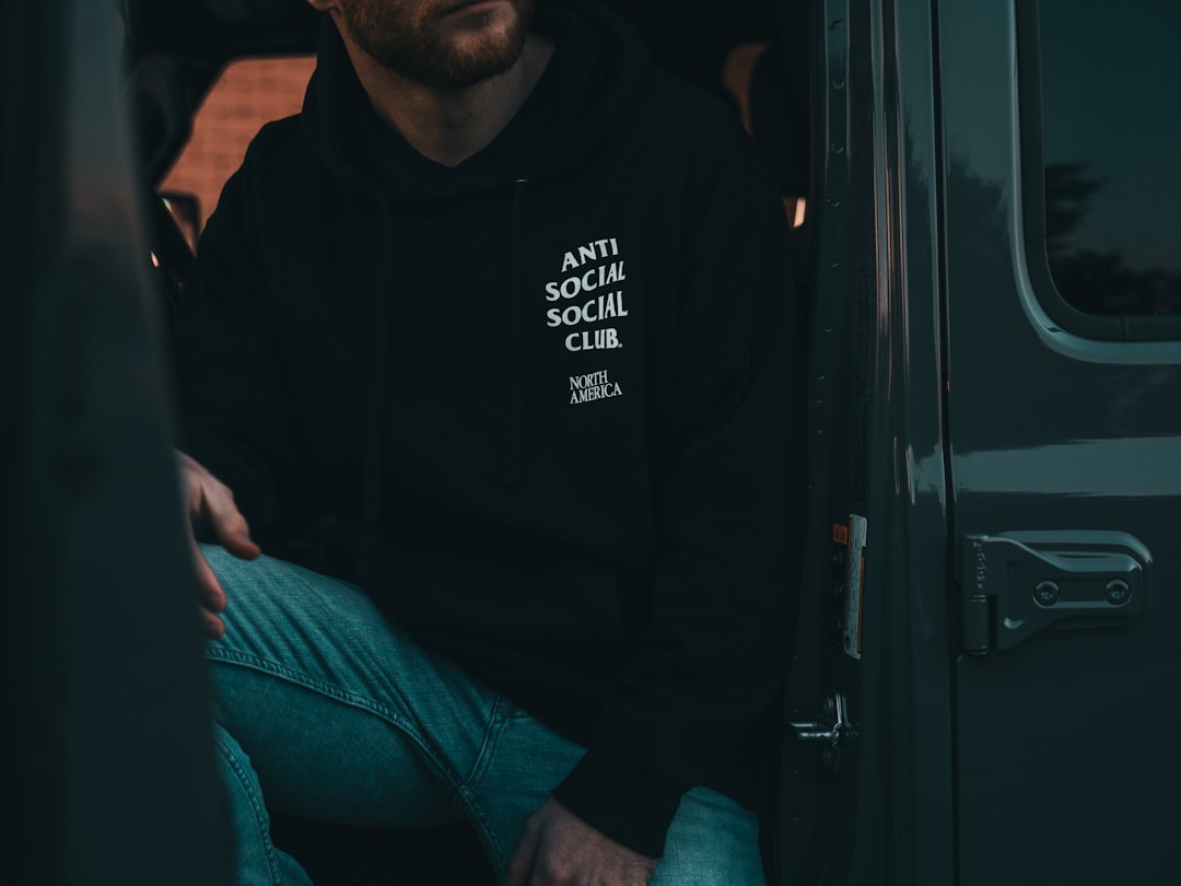 découvrez comment adopter et entretenir une barbe pointue pour un style élégant et soigné. conseils et astuces pour une barbe parfaitement dessinée.