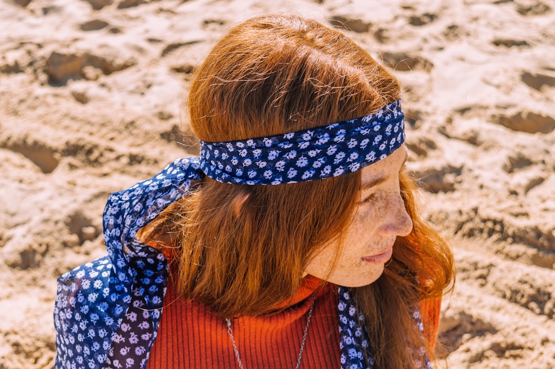 découvrez comment styliser vos cheveux avec un foulard pour un look tendance et élégant, facile à réaliser et parfait pour toutes les occasions.
