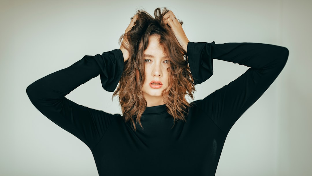 découvrez la coiffure shag, un style rétro et moderne qui apporte volume et texture à vos cheveux pour un look décontracté et tendance.
