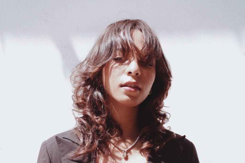 découvrez la coupe shag, un style de coiffure moderne et texturé qui apporte du volume et du mouvement à vos cheveux. parfait pour un look décontracté et tendance.