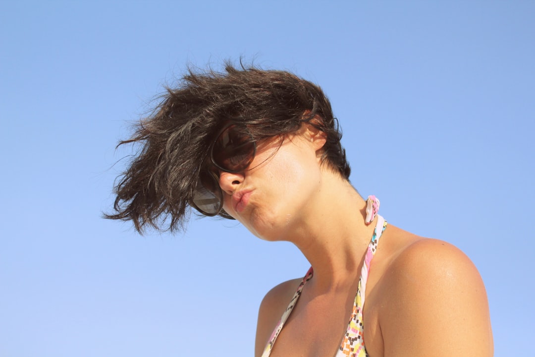 découvrez la coupe shag, un style de coiffure tendance et décontracté, parfait pour apporter du volume et du mouvement à vos cheveux.