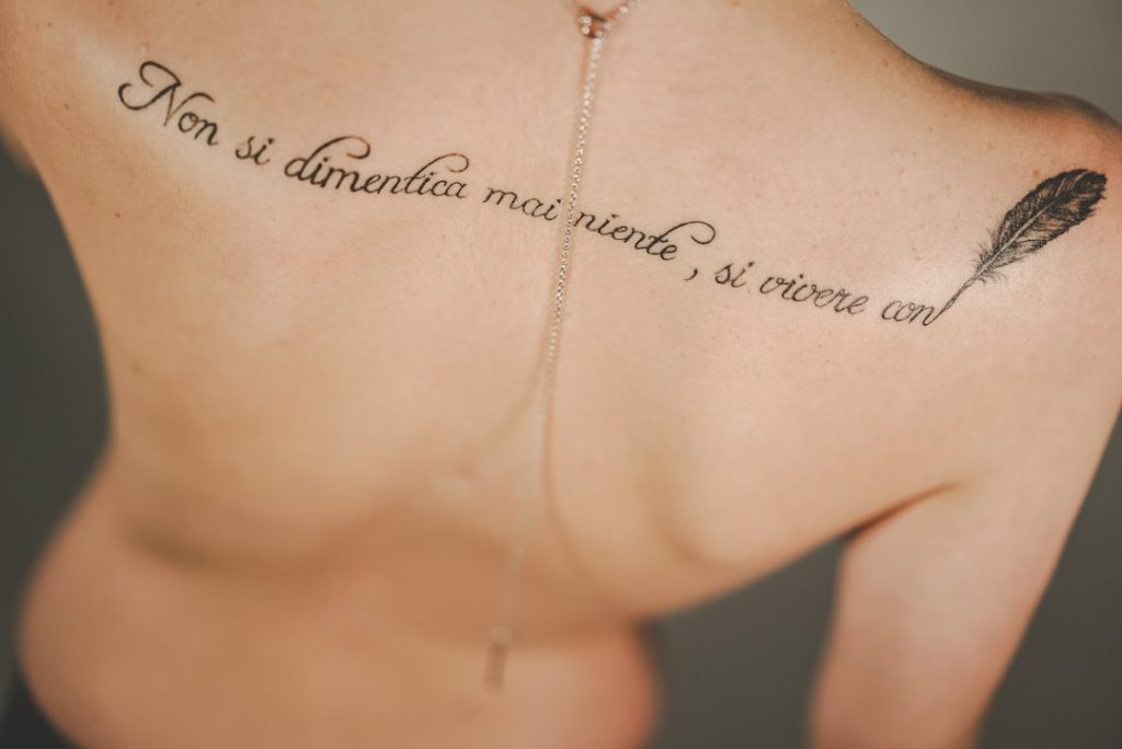 découvrez l'élégance et la signification des tatouages sur la colonne vertébrale, une tendance artistique qui allie esthétique et symbolisme.