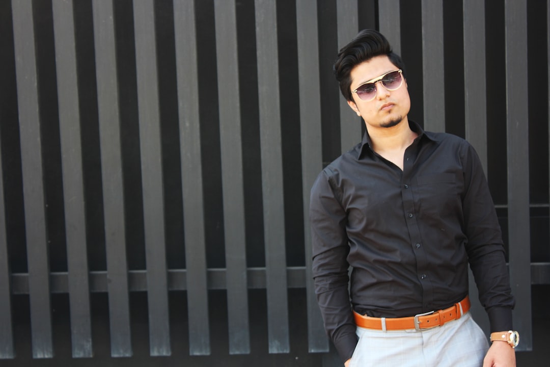 découvrez notre guide des tenues de bureau estivales pour hommes, alliant style et confort pour affronter la chaleur en restant professionnel.