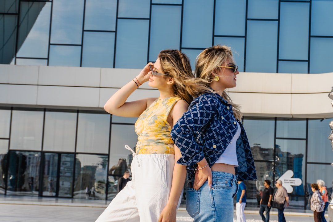 découvrez nos idées de tenues d'été tendances pour allier confort et style sous le soleil.