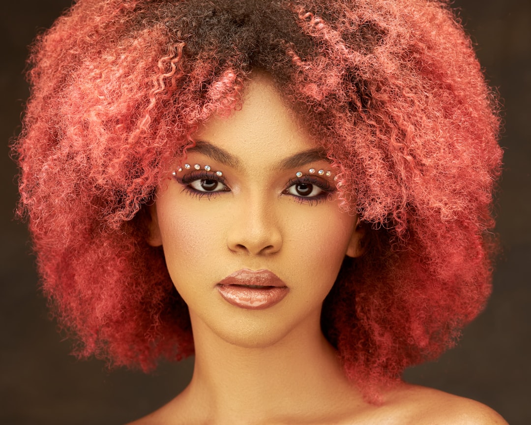 découvrez la coloration capillaire tonale pour sublimer vos cheveux avec des nuances naturelles et harmonieuses, adaptées à votre style.