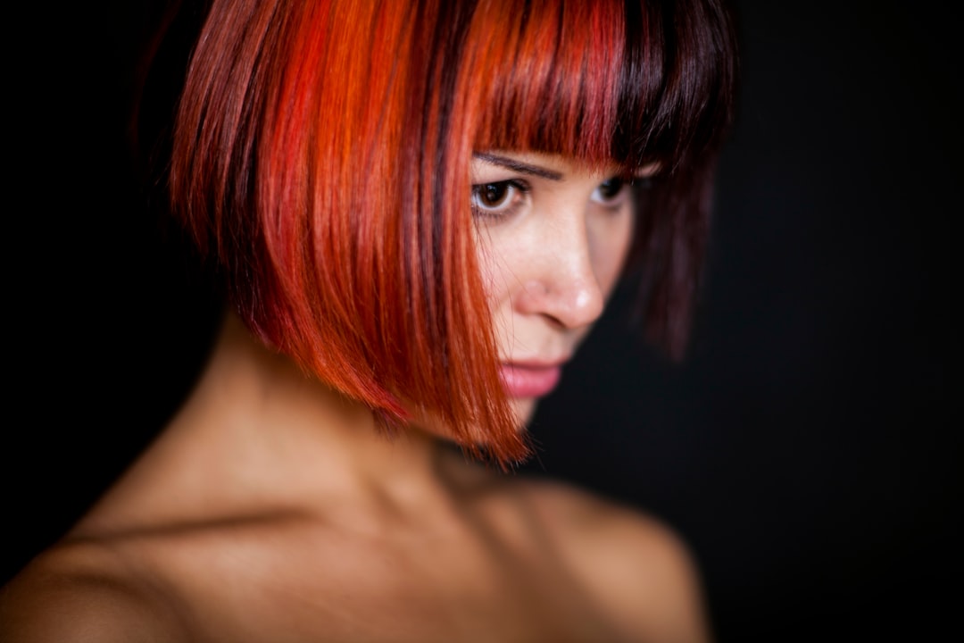 découvrez la coloration tonale, une technique innovante qui sublime vos cheveux en apportant profondeur et nuances naturelles pour un look éclatant et personnalisé.