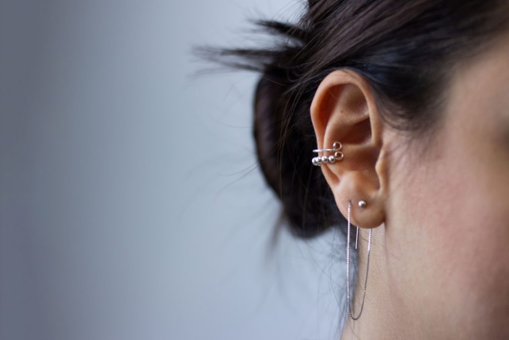 découvrez tout ce qu'il faut savoir sur le piercing tragus : conseils, soins, styles et tendances pour un look unique et tendance.
