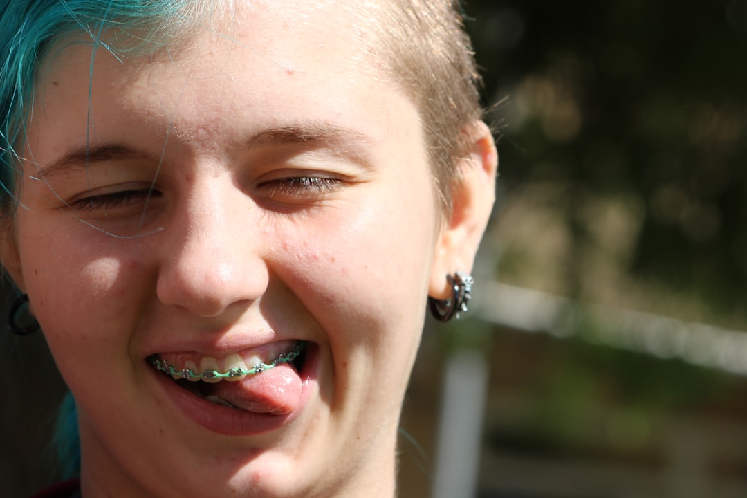 découvrez tout sur le piercing tragus : conseils, soins, types de bijoux et tendances pour un style unique et sécurisé.