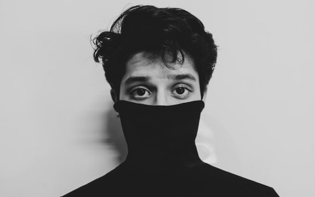 découvrez comment styliser un col roulé avec élégance pour toutes les occasions. astuces mode et conseils pour un look tendance et confortable.