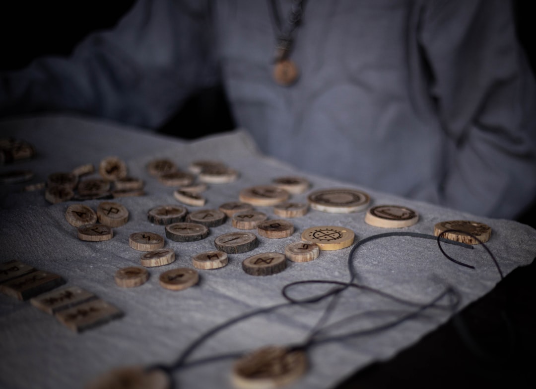 découvrez notre collection de bijoux vikings pour hommes alliant tradition et style moderne. bracelets, colliers et bagues inspirés de l'époque viking, parfaits pour affirmer votre identité.