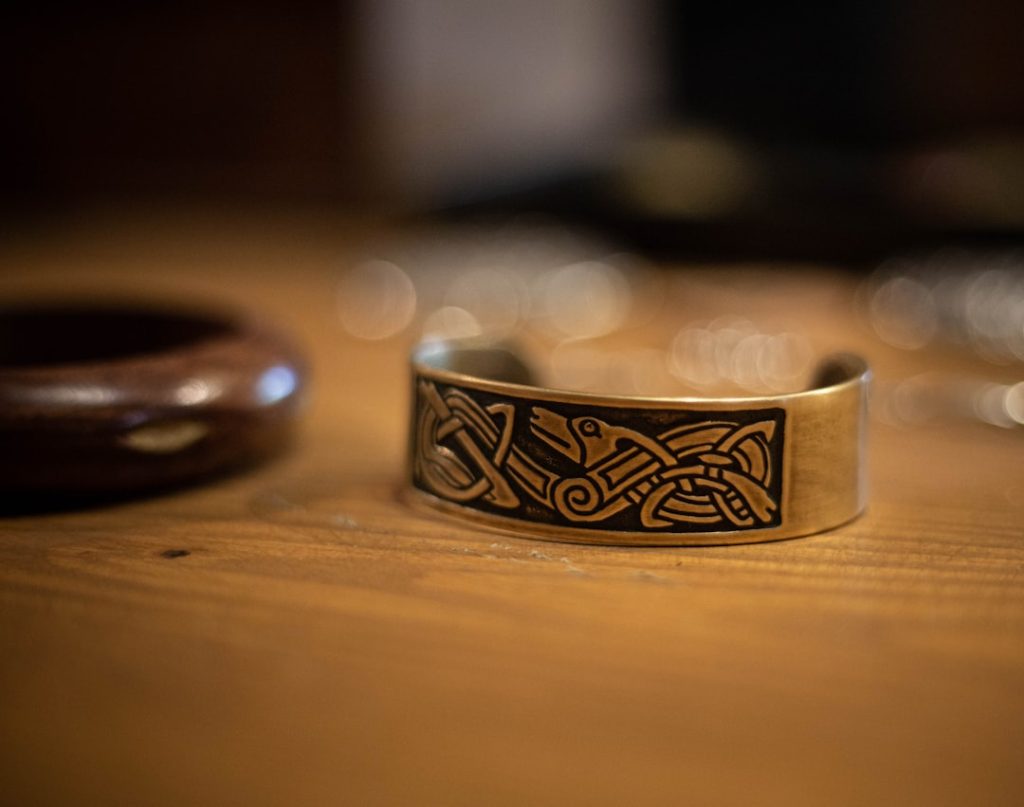 découvrez notre collection de bijoux vikings pour hommes, alliant authenticité et style unique pour affirmer votre personnalité avec des pièces inspirées de l’ère viking.