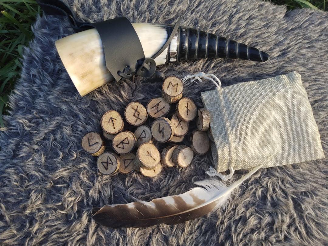 découvrez notre collection de bijoux vikings pour hommes, alliant style authentique et symboles puissants pour une allure unique et masculine.