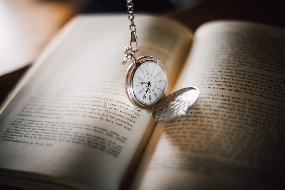 découvrez notre sélection de livres d'horlogerie pour passionnés et professionnels, explorant l'art et la technique des montres.