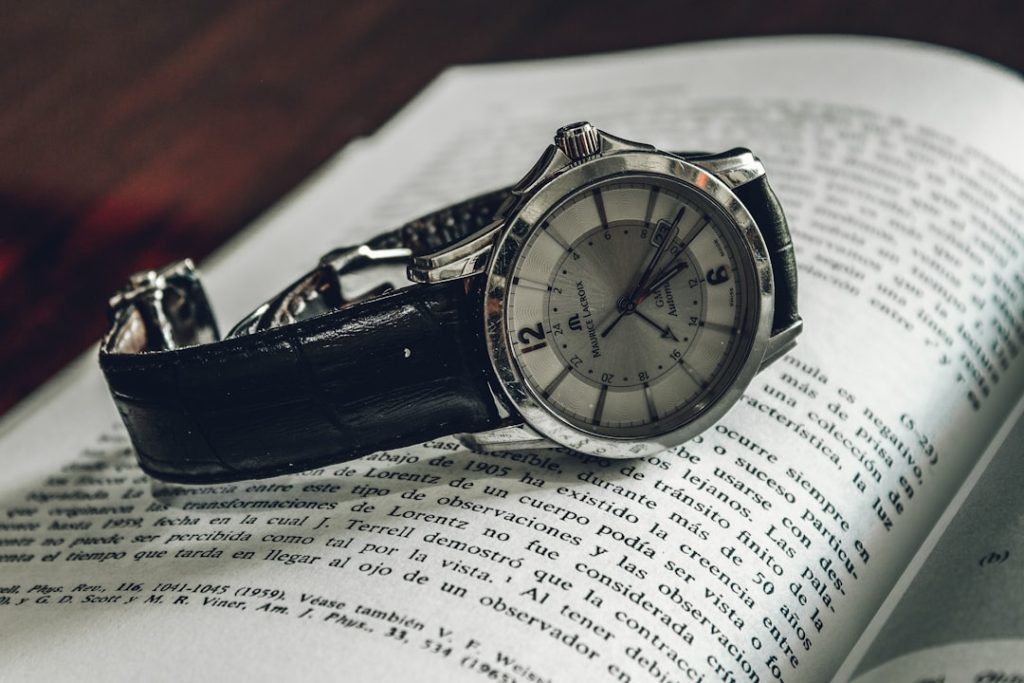 découvrez une sélection de livres sur l'horlogerie, pour approfondir vos connaissances sur l'art et la technique de la fabrication des montres.