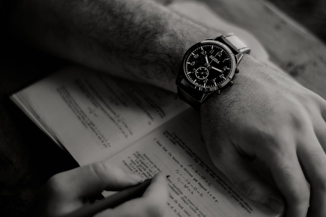 découvrez notre sélection de livres sur l'horlogerie, idéals pour les passionnés souhaitant maîtriser l'art de la montre et son histoire.
