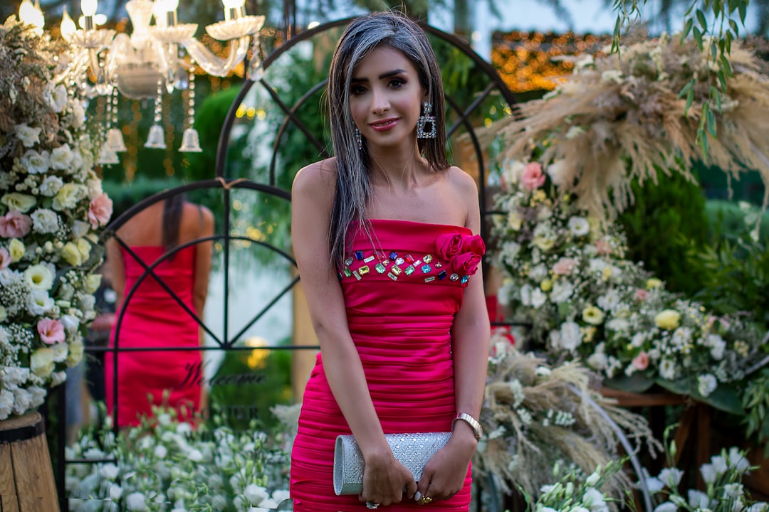 découvrez des idées élégantes et tendances pour votre tenue d'invité de mariage, afin d'être chic et approprié en toute occasion.