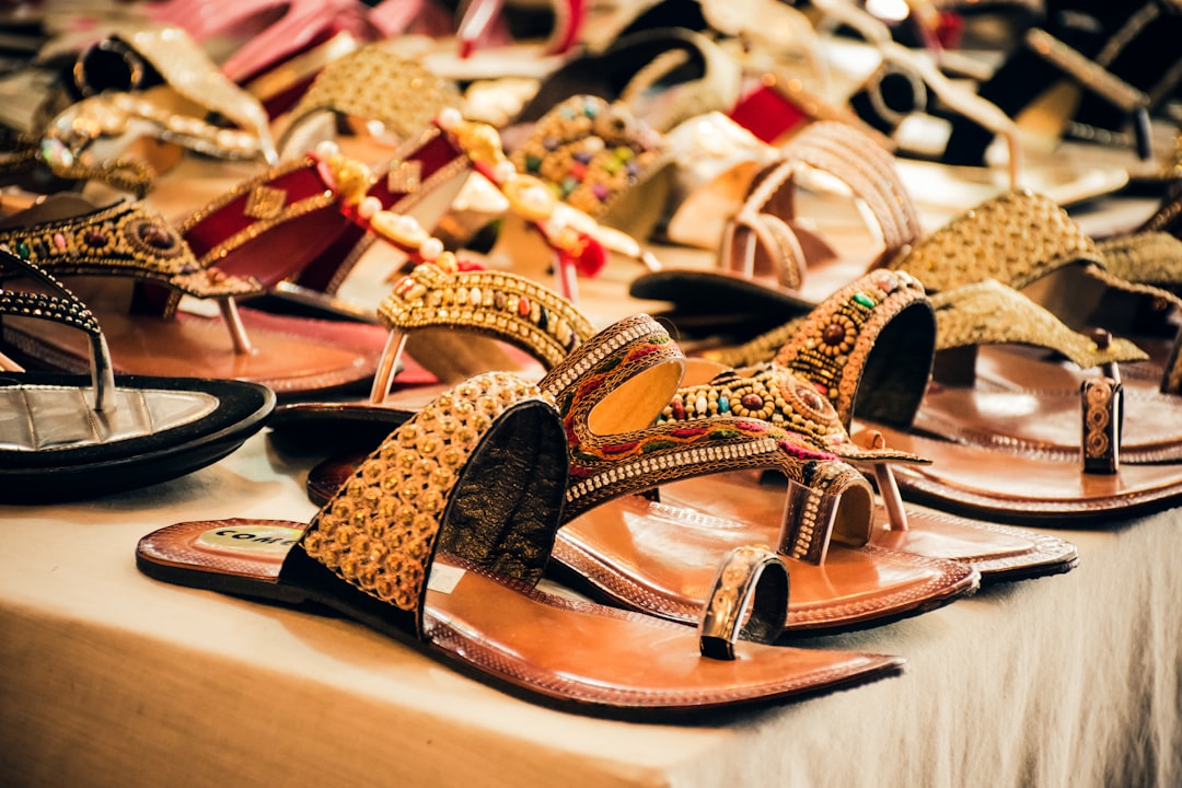 découvrez notre collection de chaussures d'été pour femmes alliant style et confort, parfaites pour vos journées ensoleillées.