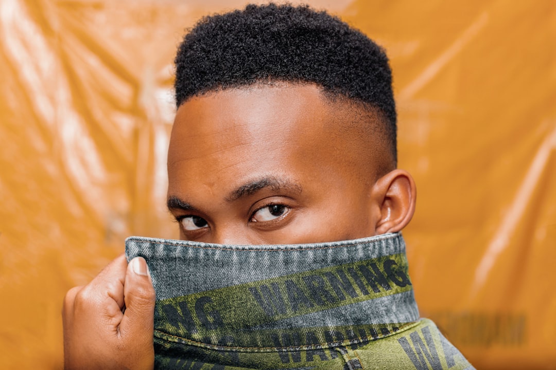 découvrez la coupe de cheveux afro fade, un style moderne et élégant qui associe une décoloration progressive à la texture naturelle des cheveux afro pour un look unique et tendance.