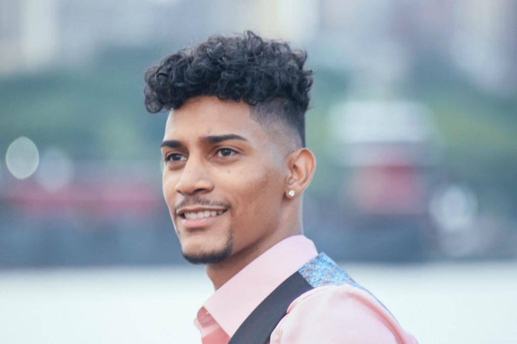 découvrez la coupe afro fade, un style moderne et élégant qui allie dégradé précis et volume naturel pour un look unique et tendance.