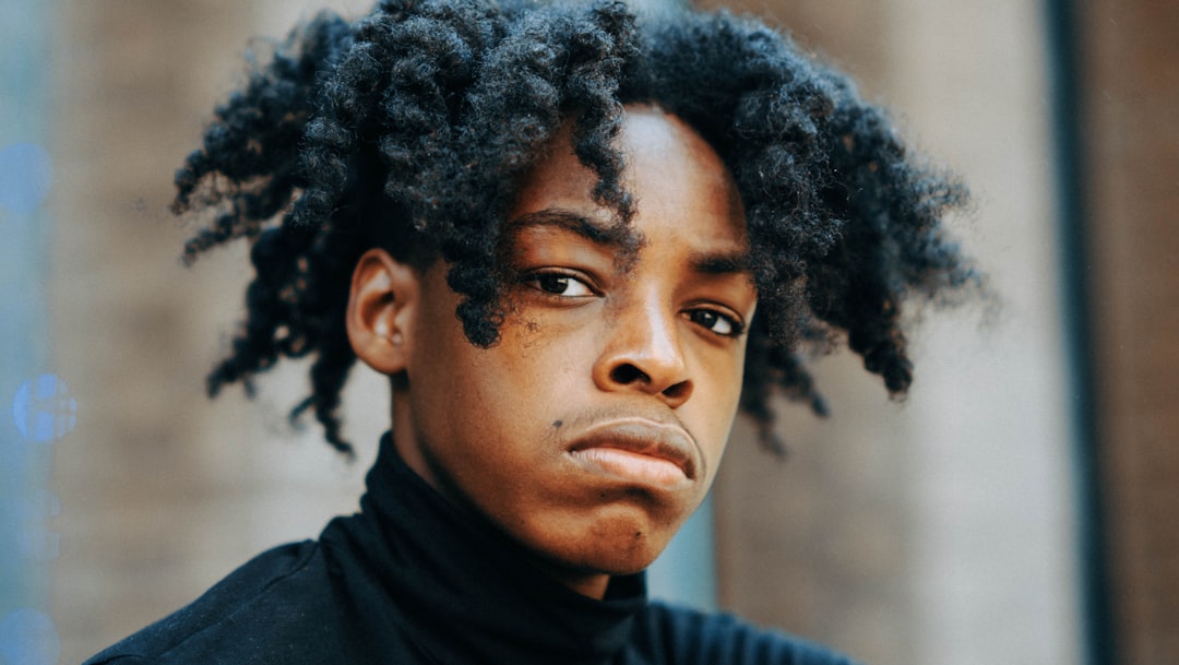 découvrez la coupe afro fade, un style moderne qui combine dégradé précis et texture naturelle pour un look élégant et tendance.
