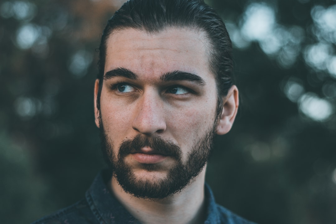 découvrez nos conseils et astuces efficaces pour favoriser la pousse de votre barbe rapidement et naturellement.