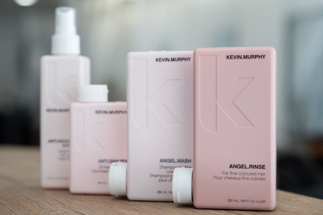 découvrez nos conseils et produits incontournables pour prendre soin des cheveux blonds et sublimer leur éclat naturel.