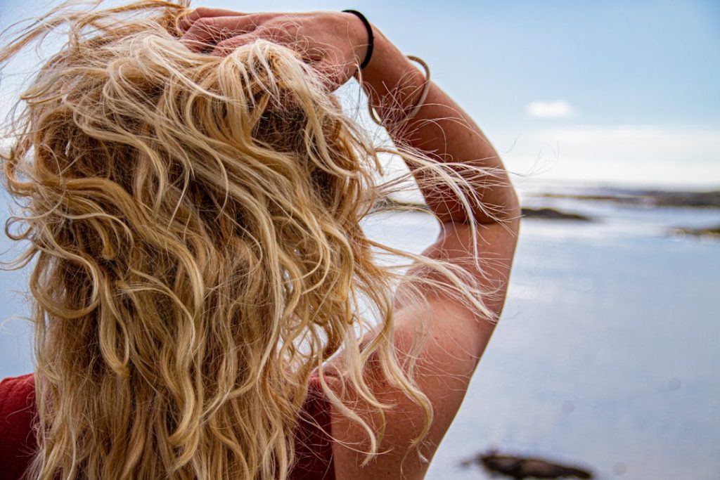 conseils et astuces pour entretenir et sublimer les cheveux blonds, avec des soins adaptés pour une couleur éclatante et des cheveux en pleine santé.