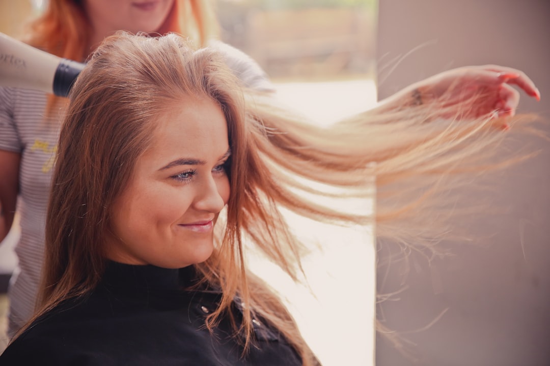 découvrez nos conseils et produits essentiels pour prendre soin des cheveux blonds, préserver leur éclat et éviter les dommages.