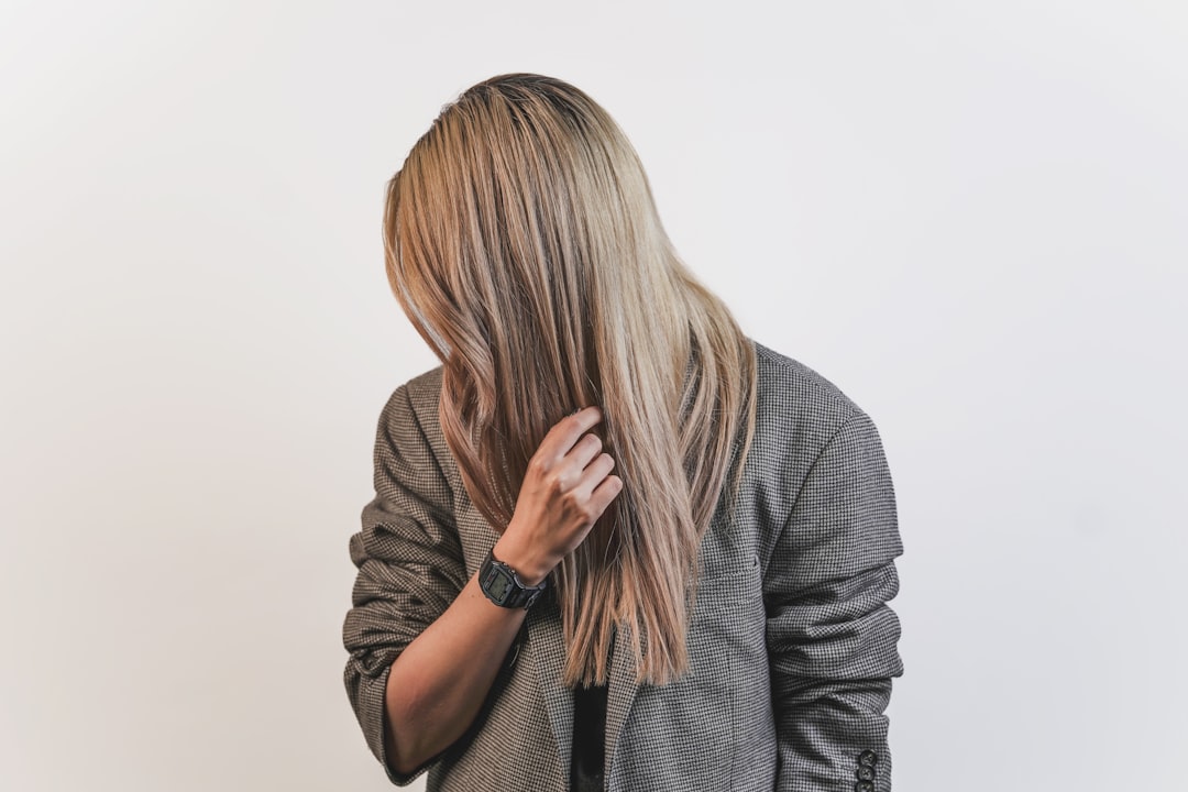 découvrez comment sublimer votre chevelure avec des mèches blondes éclatantes, idéales pour illuminer votre look et apporter de la dimension à vos cheveux.