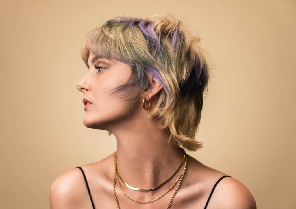 découvrez nos conseils et inspirations pour sublimer vos cheveux avec des mèches blondes éclatantes et naturelles.