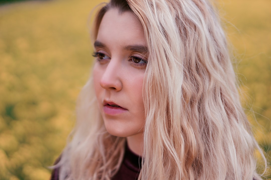 découvrez nos conseils et astuces pour sublimer vos cheveux avec des mèches blondes éclatantes et naturelles.