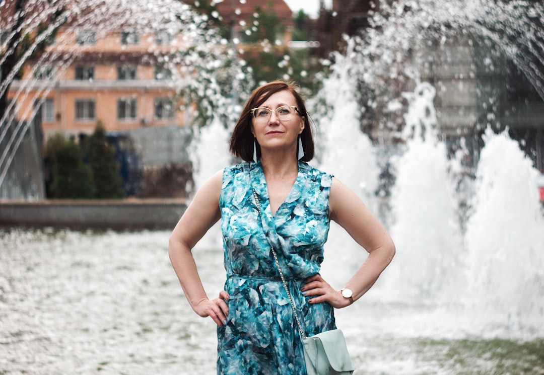 découvrez notre élégante robe bleue, parfaite pour toutes les occasions, alliant style et confort.