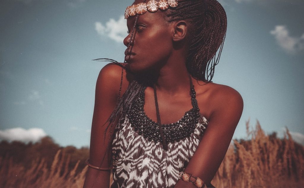 découvrez notre sélection d'ensembles bohèmes parfaits pour un festival : vêtements légers, accessoires colorés et style décontracté pour une allure unique et festive.