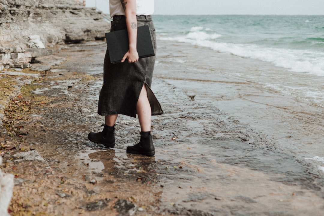 découvrez une tenue tendance alliant une jupe en denim et des bottes en cuir pour un style à la fois décontracté et chic.