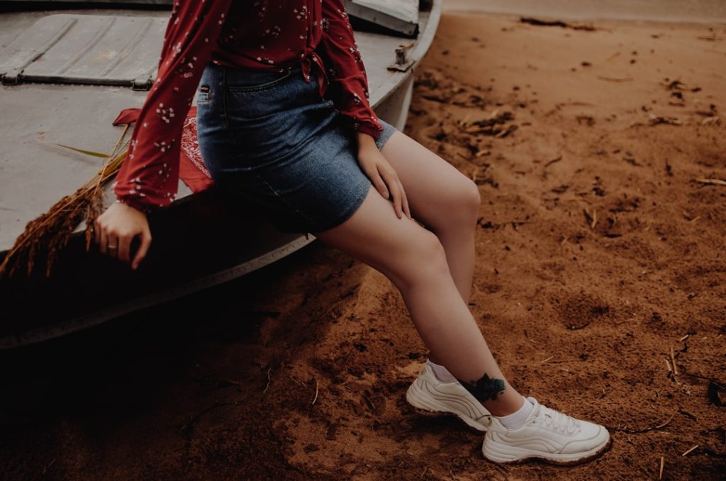 découvrez comment assortir une jupe en denim avec des bottes en cuir pour un look tendance et élégant, parfait pour toutes les saisons.