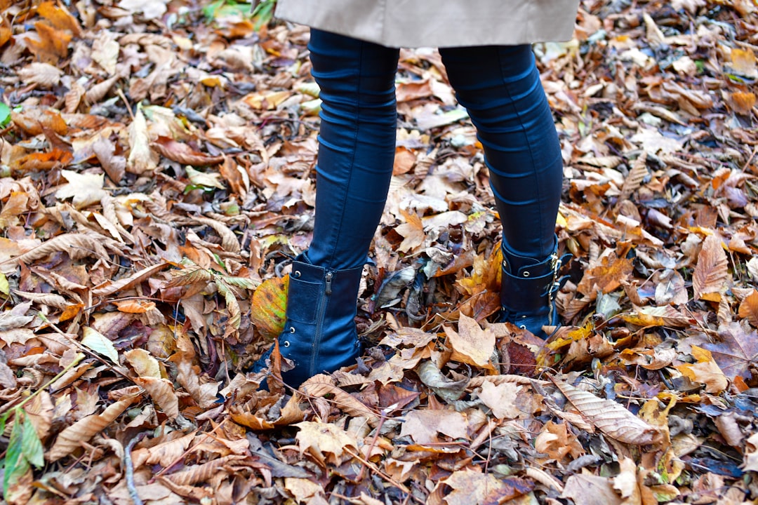 découvrez comment associer une jupe en denim avec des bottes en cuir pour un look tendance et élégant, parfait pour toutes les occasions.